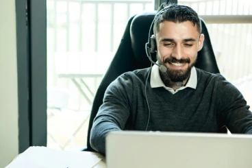 IT Support technician speaking by phone with client.